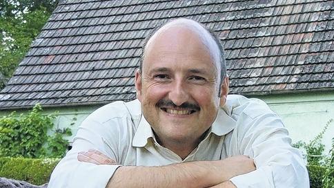 Bernd Rützel und sein Markenzeichen in diesem Wahlkampf: Der rote Koffer. Bernd Rützel und sein Markenzeichen in diesem Wahlkampf: Der rote Koffer.