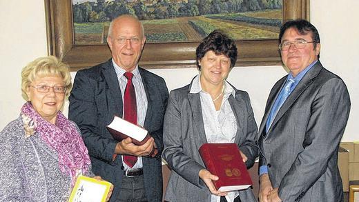 Dickes Geschenk fürs Stadtarchiv: Bernhard Fackelmann (rechts) übergibt zwei Bände mit zusammen fast 1600 Seiten mit den Ergebnissen seiner Forschungen über die Gründer und späteren Bewohner von Sanktmartin. Von den Ergebnissen überrascht sind (von links) die Partnerschaftsbeauftragte Hannelore Hippeli, Siegfried Brendel, der Vorsitzende des Partnerschaftskomitees Gerolzhofen-Elek, und Bürgermeisterin Irmgard Krammer.