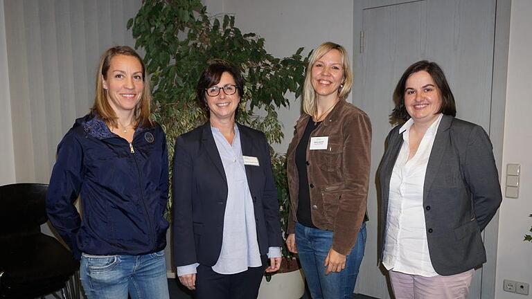 Den Tourismus in den Walddörfern voranbringen, ist das gemeinsame Ziel von  Bürgermeisterin Sonja Reubelt (rechts) und (links)  Kathi Cavallo (Tourismus- und Freizeitnetzwerk). Die Damen der Rhön GmbH  Sabine Derleth-Streit (Zweite von links) und Anja Schuchert (Zweite von rechts)  gaben wichtige Impulse und Anregungen. Foto: Marion Eckert       -  Den Tourismus in den Walddörfern voranbringen, ist das gemeinsame Ziel von  Bürgermeisterin Sonja Reubelt (rechts) und (links)  Kathi Cavallo (Tourismus- und Freizeitnetzwerk). Die Damen der Rhön GmbH  Sabine Derleth-Streit (Zweite von links) und Anja Schuchert (Zweite von rechts)  gaben wichtige Impulse und Anregungen. Foto: Marion Eckert