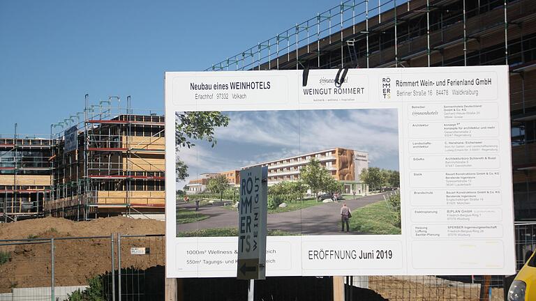 Am Rand der Weinberge am Ortsrand von Volkach entsteht derzeit das Weinhotel. Obwohl der Bau weit fortgeschritten ist und laut Investor Anfang September 2019 in Betrieb gehen soll, ist er unter Anwohnern und im Stadtrat weiter umstritten. Am Rand der Weinberge am Ortsrand von Volkach entsteht derzeit das Weinhotel. Obwohl der Bau weit fortgeschritten ist und laut Investor Anfang September 2019 in Betrieb gehen soll, ist er unter Anwohnern und im Stadtrat weiter umstritten.