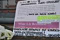Blumen und eine Botschaft vor dem Jugendamt Main-Spessart in Karlstadt am 'Internationalen Tag gegen Gewalt an Frauen' im vergangenen November.