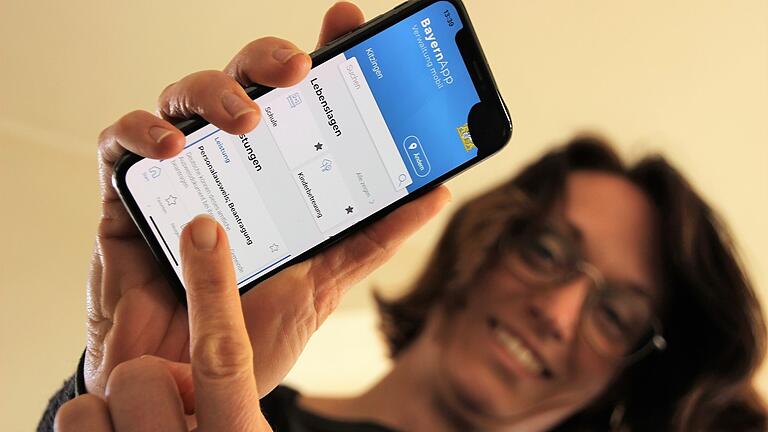 Mit der BayernApp können Bürgerinnen und Bürger vom Smartphone aus auf die Online-Verwaltungsleistungen ihrer Stadt, Gemeinde oder ihres Landratsamtes zugreifen. Alternativ ist das BayernPortal unter freistaat.bayern aufrufbar. Mit der BayernApp können Bürgerinnen und Bürger vom Smartphone aus auf die Online-Verwaltungsleistungen ihrer Stadt, Gemeinde oder ihres Landratsamtes zugreifen. Alternativ ist das BayernPortal unter freistaat.bayern aufrufbar.