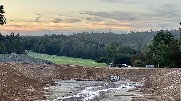 Fertighaushersteller Hanse Haus baut am neuen „Werk 4“ ein Regenrückhaltebecken zum Hochwasserschutz der umliegenden Wohnhäuser.       -  Fertighaushersteller Hanse Haus baut am neuen „Werk 4“ ein Regenrückhaltebecken zum Hochwasserschutz der umliegenden Wohnhäuser.