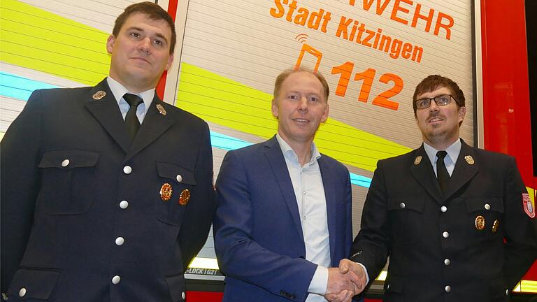 Wahl bei der Kitzinger Feuerwehr: Oberbürgermeister Stefan Güntner gratuliert dem neuen Kommandanten Kevin Gimperlein (rechts) und dem neuen Stellvertreter Dominik Stengel (links).