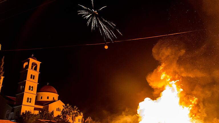 Orthodoxe Ostern in Zypern       -  Mit Feuerwerk und Feuer wird auf Zypern Ostern gefeiert. (Archivbild)