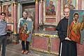 Die Apostelbilder zieren wieder den Altarraum der Klosterkirche in Schönau. Darüber freuen sich von links Restaurator Christoph Schädel, Vorsitzender des Förderkreises Gerhard Köhler und Pater Steffen Behr.