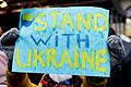 Am Donnerstag, 24. Februar , wurde die Ukraine von russischen Streitkräften angegriffen. Das löste weltweit Entsetzen aus. Dieses Foto entstand bei einer Demonstration in Düsseldorf. Es fordert zur Solidarität mit der Ukraine auf.