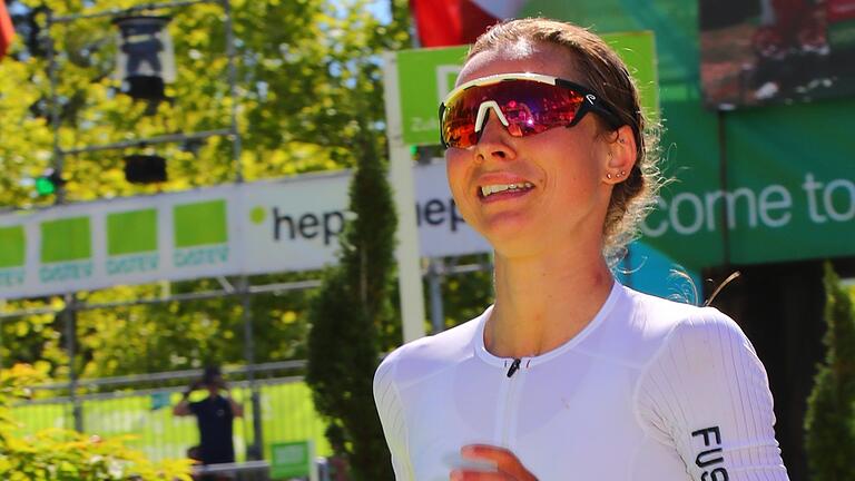 Geschafft: Triathletin Maja Betz (im Bild) kam bei der Challenge Roth nach 9:43:50 Stunden ins Ziel.