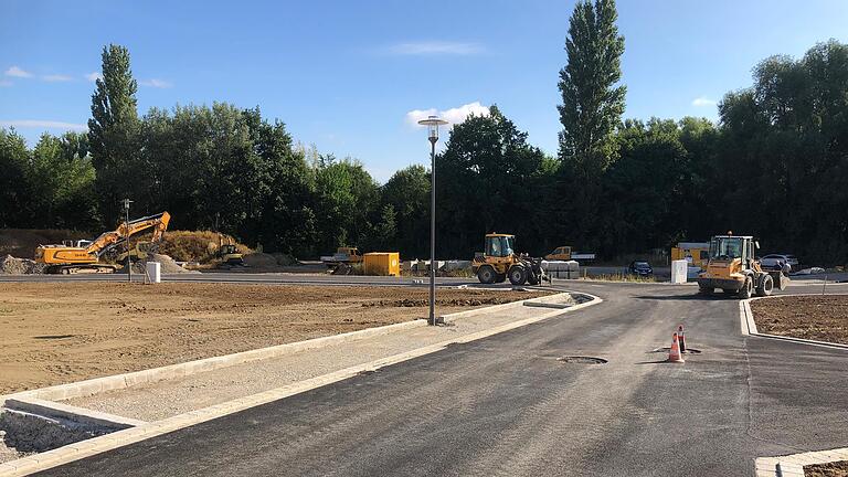 Nachdem sich im Gerolzhöfer Baugebiet 'Am Nützelbach II' die Baumaschinen zurückgezogen haben, kann mit dem Bau der Wohnhäuser begonnen werden. Es gibt allerdings Verzögerungen bei der Kalt-Wärme-Versorgung. Nachdem sich im Gerolzhöfer Baugebiet 'Am Nützelbach II' die Baumaschinen zurückgezogen haben, kann mit dem Bau der Wohnhäuser begonnen werden. Es gibt allerdings Verzögerungen bei der Kalt-Wärme-Versorgung.