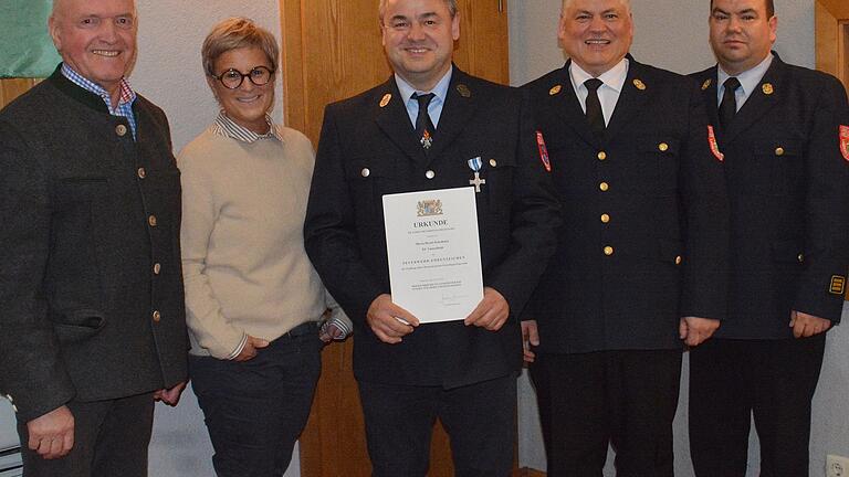 Für 25 Jahre ehrenamtlichen Dienst in der Feuerwehr erhielt Bernd Zirkelbach von der Feuerwehr Unteressfeld das Ehrenzeichen. Glückwünsche gab es dazu von Landrat Thomas Habermann, Bürgermeisterin Angelika Götz, sowie Kreisbrandrat Stefan Schmöger und Kreisbrandinspektor Michael Weber.