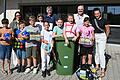 Sportbeauftragte Christiane Knötgen-Runtsch, AOK-Teamleiter Stephan Götz, Schulleiter Thomas Riehle und die Elternbeiratsvertreterin Veronika Druckenbrod freuen sich mit den Schülerinnen und Schülern der Grund- und Mittelschule Volkach über die neuen Spielgeräte für die Pause.