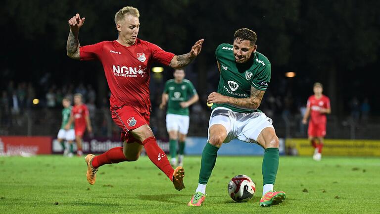 Mit zwei Treffern war Martin Thomann (rechts) der Matchwinner für den FC 05 Schweinfurt im Pokalspiel gegen seinen Ex-Verein TSV Aubstadt (links Jens Trunk). Mit zwei Treffern war Martin Thomann (rechts) der Matchwinner für den FC 05 Schweinfurt im Pokalspiel gegen seinen Ex-Verein TSV Aubstadt (links Jens Trunk).