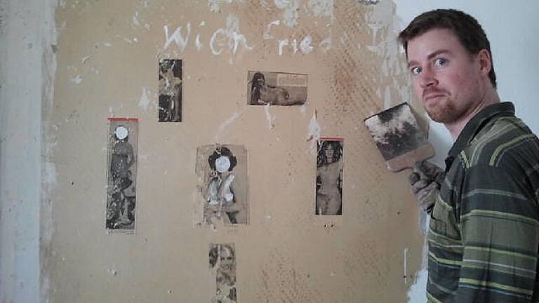 Beim Renovieren entdeckte Andreas Rauh freizügige Bilder an der Wand. Die hatten die Brüder seines Schwiegervaters bei der Sanierung des Hauses 1976 als Gruß hinterlassen. Beim Renovieren entdeckte Andreas Rauh freizügige Bilder an der Wand. Die hatten die Brüder seines Schwiegervaters bei der Sanierung des Hauses 1976 als Gruß hinterlassen.