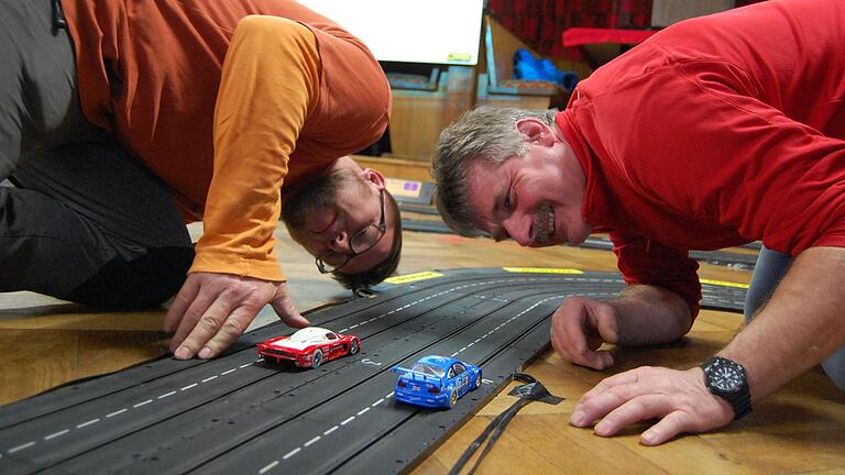 Hartmut Schaidt und Thomas Gerhard betreiben in Züntersbach eine Carrera-Rennbahn, bei der jeder mal fahren darf.