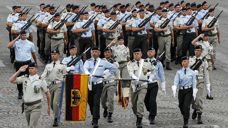 Deutsche Soldaten marschieren während der großen Militärparade auf der Prachtstraße Champs-Élysées zur Feier des französischen Nationalfeiertags.&nbsp;