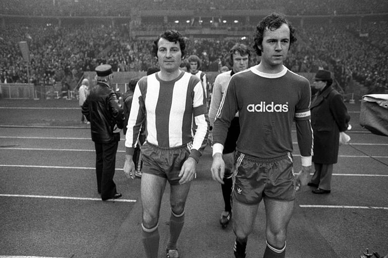 Einst Gegner, später Freunde: Luggi Müller (links im Hertha-Trikot) und Franz Beckenbauer. Einst Gegner, später Freunde: Luggi Müller (links im Hertha-Trikot) und Franz Beckenbauer.