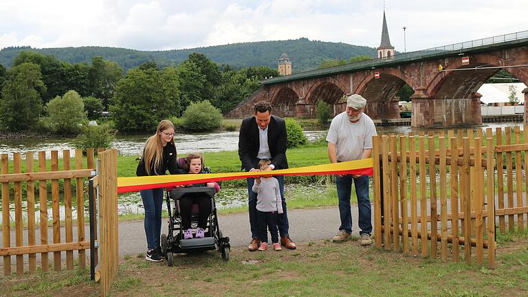 Zur Eröffnung durchschneiden die Wombacher Familie Stickel, eine der Impulsgeberinnen für den Spielplatz, Bürgermeister Mario Paul und Bauhofleiter Peter Bechold (von links) ein Band in den Stadtfarben. Zur Eröffnung durchschneiden die Wombacher Familie Stickel, eine der Impulsgeberinnen für den Spielplatz, Bürgermeister Mario Paul und Bauhofleiter Peter Bechold (von links) ein Band in den Stadtfarben.
