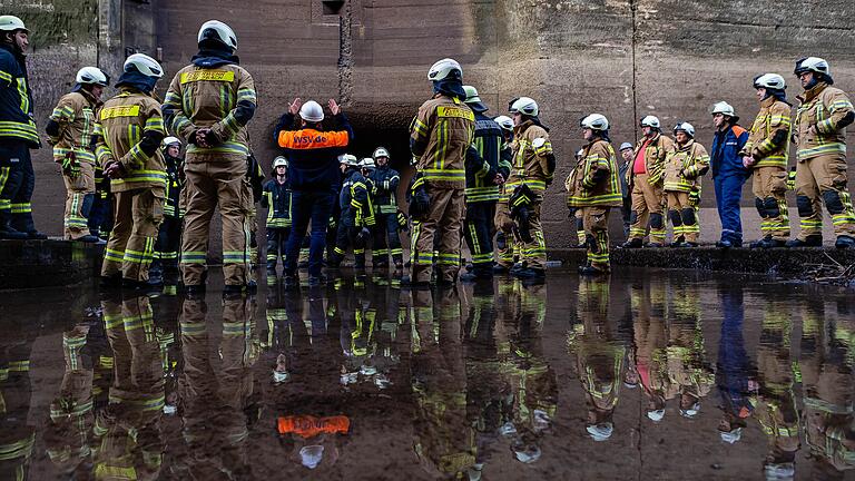 Josef Lamber machte das Pressefoto Unterfranken 2023: Er erhält den Preis für dieses Foto von Feuerwehrleuten bei einer Übung in einer trockengelegten Mainschleuse im Landkreis Haßberge. Josef Lamber machte das Pressefoto Unterfranken 2023: Er erhält den Preis für dieses Foto von Feuerwehrleuten bei einer Übung in einer trockengelegten Mainschleuse im Landkreis Haßberge.