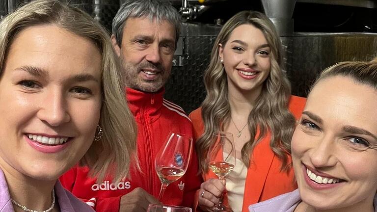 Stehen zur Wahl als neue Weinprinzessin 2024 für Schweinfurt (v.l.): Sophie Benkert, Julia Häckner und Linda Günzel. Mit auf dem Bild Jürgen Dahms vom Weingut Dahms.