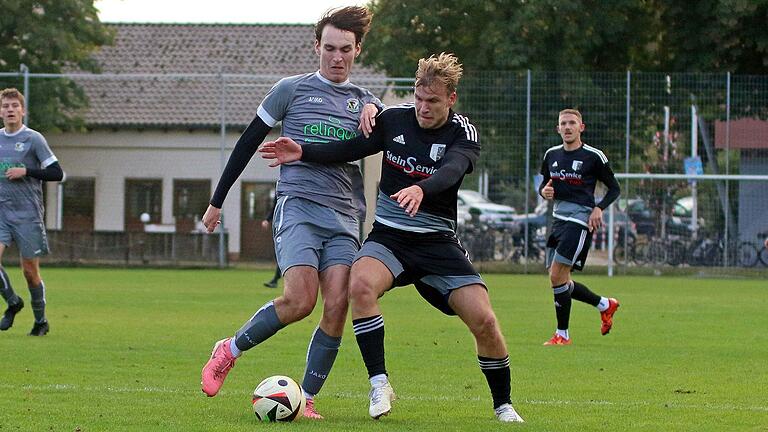Jannik Binder (rechts), Co-Spielertrainer des TSV Grafenrheinfeld, im Duell mit Janek Ruh vom SV Mühlhausen/Schraudenbach.