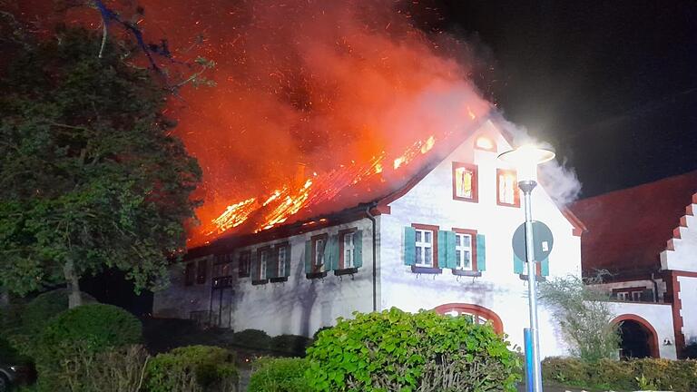 Das Dach brennt lichterloh: Feuer in der Weißen Mühle in Estenfeld im April. Das Dach brennt lichterloh: Feuer in der Weißen Mühle in Estenfeld im April.