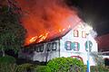 Das Dach brennt lichterloh: Feuer in der Weißen Mühle in Estenfeld im April.