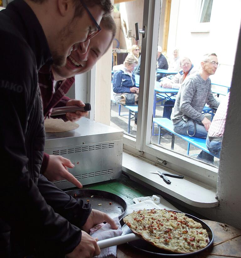 Die Zwiebelkuchen des SC Prölsdorf fanden reißenden Absatz, was die ehrenamtlichen Helfer freute. Die Zwiebelkuchen des SC Prölsdorf fanden reißenden Absatz, was die ehrenamtlichen Helfer freute.