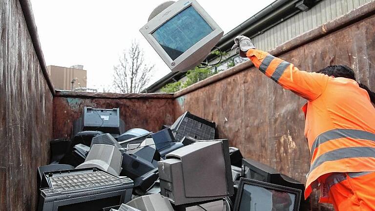 Keine bösen Überraschungen mehr: Nachdem es Probleme mit dem Betreiber des Wertstoffhofes gegeben hatte, baut der Landkreis jetzt eine eigene Anlage, die Anfang 2018 in Betrieb gehen soll. Keine bösen Überraschungen mehr: Nachdem es Probleme mit dem Betreiber des Wertstoffhofes gegeben hatte, baut der Landkreis jetzt eine eigene Anlage, die Anfang 2018 in Betrieb gehen soll.