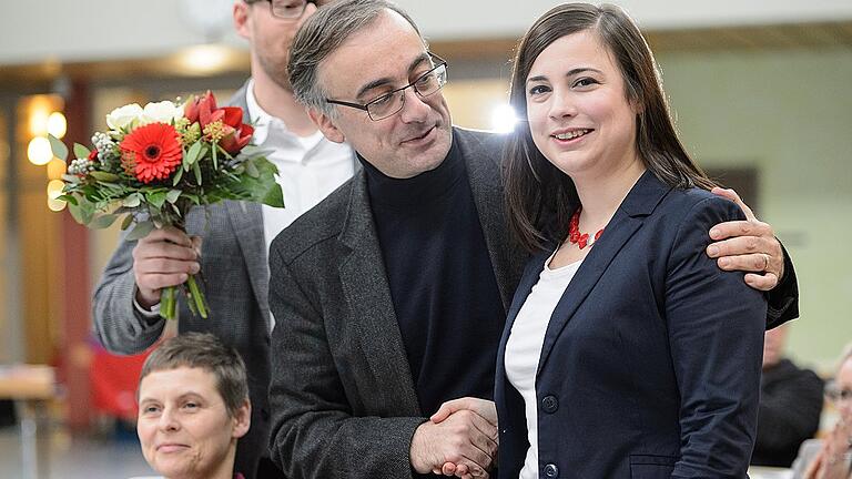 Stadtparteitag der SPD       -  Glückwünsche vom Vorgänger: Muchtar Al Ghusain ist am Samstag als Vorsitzender der Würzburger SPD zurückgetreten. Zu seiner Nachfolgerin wählten die Genossen Katharina Räth.Daniel Peter