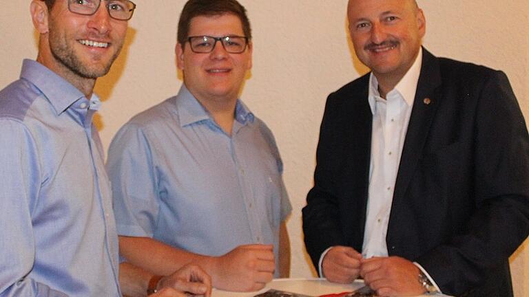 Leon Bätz (Mitte) stellte Sven Gottschalk (links) und Bernd Rützel (rechts) beim SPD-Kreisparteitag sein Afrikaprojekt vor und erhielt viel Zustimmung.