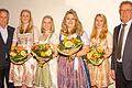 In der Mitgliederversammlung des Tourismusverbands „Liebliches Taubertal“ wurde Michaela Wille (Zweite von links) aus Dittwar als 7. Taubertäler Weinkönigin inthronisiert. Neue Taubertäler Weinprinzessin ist ihre Schwester Christina (Zweite von rechts). Verabschiedet wurden die 6. Taubertäler Weinkönigin Nicole Heinrich (Dritte von rechts) aus Dertingen und Weinprinzessin Alena Wolpert (Dritte von links) aus Külsheim. Im Bild die Hoheiten mit Landrat Reinhard Frank (links) und Geschäftsführer Jochen Müssig.