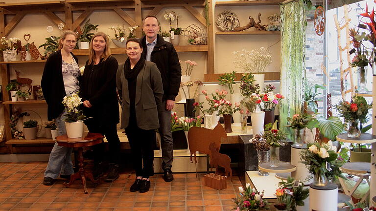 Blumenladen unter neuem Namen: Die Inhaberin von 'FloSa`s Deko & More' Sabrina Zimmermann (Zweite von links) mit ihren Floristinnen Sandra (links) und Bianka sowie Bürgermeister Michael Ziegler. Blumenladen unter neuem Namen: Die Inhaberin von 'FloSa`s Deko & More' Sabrina Zimmermann (Zweite von links) mit ihren Floristinnen Sandra (links) und Bianka sowie Bürgermeister Michael Ziegler.