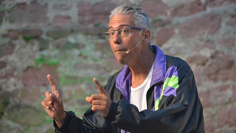 Marco Weber bei seinem Debüt mit dem Soloprogramm 'Warum nett?' bei den Scherenbergfestspielen. Marco Weber bei seinem Debüt mit dem Soloprogramm 'Warum nett?' bei den Scherenbergfestspielen.