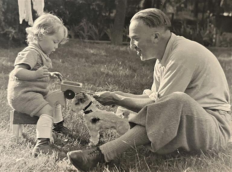 Ein Bild aus besseren Tagen: Heinrich Tittel beim Spielen mit Sohn Klaus. Ein Bild aus besseren Tagen: Heinrich Tittel beim Spielen mit Sohn Klaus.