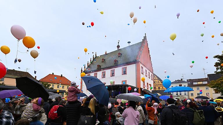 Das 46. Haßfurter Straßenfest beginnt wie jedes Jahr mit einem Festumzug und der Ballonaktion. Das 46. Haßfurter Straßenfest beginnt wie jedes Jahr mit einem Festumzug und der Ballonaktion.