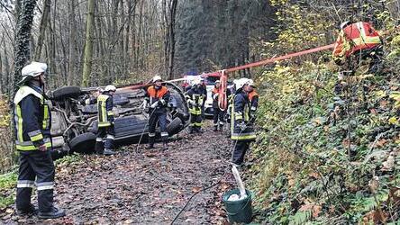 Auto auf Forstweg umgekippt: Fahrer herausgeschleudert und schwer verletzt       -  (rp)   Schwer verletzt wurde ein Autofahrer, der am Montagvormittag in der Nähe von Kloster Triefenstein verunglückte. Der 37-Jährige aus dem Landkreis Main-Spessart war auf dem schmalen, laubbedeckten und schmierigen Waldweg oberhalb der Klingelbachschlucht offenbar geschleudert und mit dem linken Vorderreifen bergseitig an den steilen Hang geraten, berichten Polizei und Feuerwehr Marktheidenfeld übereinstimmend. Dadurch wurde der Fahrer aus dem Subaru geschleudert und schwer verletzt. Den Alarm bei der Rettungsleitstelle setzte offenbar ein unbeteiligter Zeuge ab, der die Rettungsdienste auch in den Waldweg einwies. Der Wagen kippte auf die Fahrerseite. Er wurde von den Feuerwehren Trennfeld und Marktheidenfeld gesichert und geborgen. Den Schaden gibt die Polizei mit 5000 Euro an. Die Unfallursache steht noch nicht fest. Da auch Öl aus dem Fahrzeug gelaufen war, hielt die Polizei in ihrem Einsatzbogen fest, dass Erdreich abzubaggern sei.