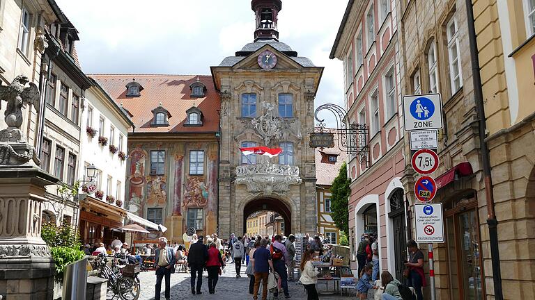 In der Innenstadt – hier am Alten Rathaus – herrscht am Wochenende reges Treiben. In der Innenstadt – hier am Alten Rathaus – herrscht am Wochenende reges Treiben.