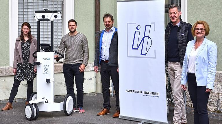 &nbsp;Übergabe des Trolleys am Campus Röntgenring (von links): Theresa Meyer (FHWS), Fabian Roth, Dr. Andreas Wagner, Claus Fischer (alle Angermeier Ingenieure) und Prof. Daniela Wenzel (FHWS)