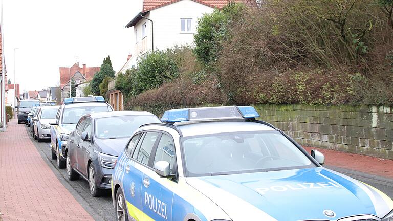 Zahlreiche Fahrzeuge von Polizei und Behörden säumten am Mittwochvormittag aufgrund einer Hausdurchsuchung die Durchgangsstraße in Esselbach.