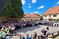 Alle Sängerinnen und Sänger luden unter Leitung von Marianne Klemm musikalisch mit 'Lasst uns feiern' zum Chorfestival ein.