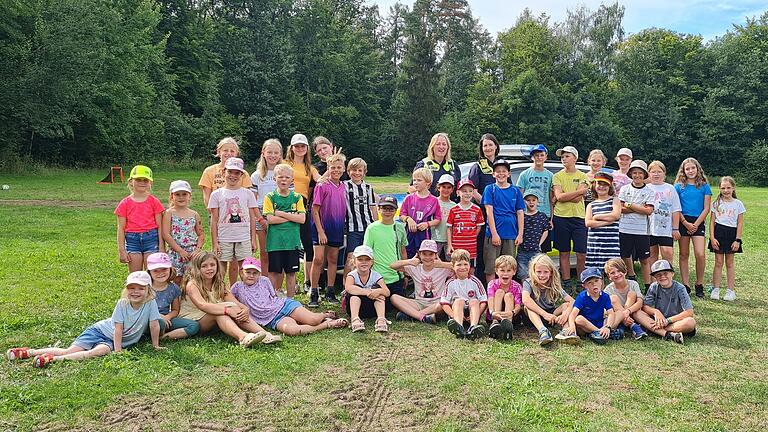 Auf dem Foto die Kinder des Ferienprogrammes mit den Polizistinnen Carolin Wahler und Mirja Lehnhardt. Auf dem Foto die Kinder des Ferienprogrammes mit den Polizistinnen Carolin Wahler und Mirja Lehnhardt.