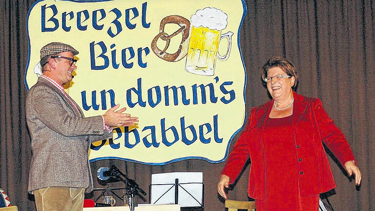 Stammplatz: Landtagspräsidentin Barbara Stamm musste beim Frühschoppen mit Fredi Breunig im Gästehaus von Wargolshausen merkwürdige Fragen beantworten.