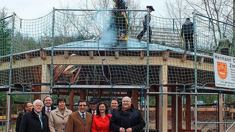 Richtfest am Gradierpavillon in Bad Mergentheim: von links: Dieter Zimmermann (Bautechniker ITBS), Verwaltungsratsmitglied Bernhard Gailing, Architekt Roland Ress, Kurdirektorin Katrin Löbbecke, Prof. Dr. Wolfgang Reinhart, Peter Johannsen, Verwaltungsratsmitglied Ute Schindler-Neidlein, Volker Muck und Oberbürgermeister Udo Glatthaar; Zimmerer Hermann Dehner (auf dem Dach).