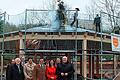 Richtfest am Gradierpavillon in Bad Mergentheim: von links: Dieter Zimmermann (Bautechniker ITBS), Verwaltungsratsmitglied Bernhard Gailing, Architekt Roland Ress, Kurdirektorin Katrin Löbbecke, Prof. Dr. Wolfgang Reinhart, Peter Johannsen, Verwaltungsratsmitglied Ute Schindler-Neidlein, Volker Muck und Oberbürgermeister Udo Glatthaar; Zimmerer Hermann Dehner (auf dem Dach).