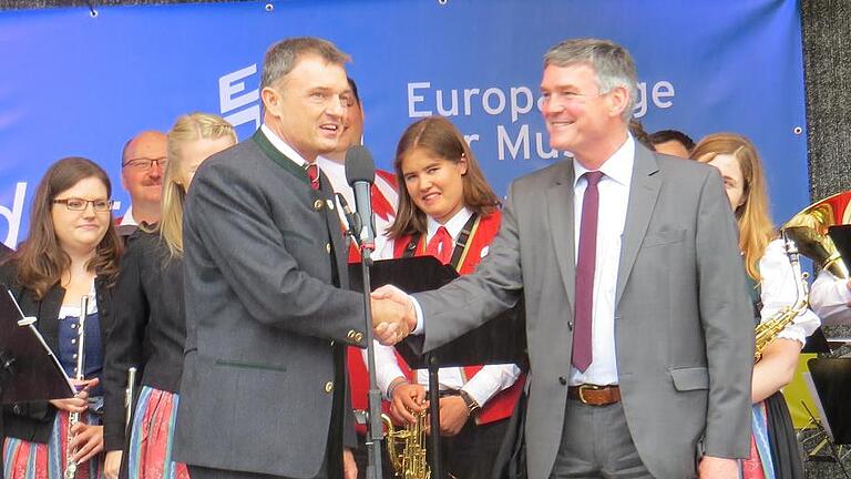 Der Staffelstab für die Europatage der Musik im Jahr 2019 ist an Volkach übergeben &ndash; mit einem Händedruck von Landsbergs Oberbürgermeister Mathias Neuner an Bürgermeister Peter Kornell.
