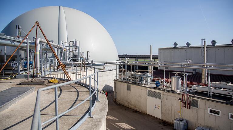 Beim Gären in einem der zylinderförmigen Fermenter (links unten) entsteht Biogas, das in der Kuppel gespeichert (Hintergrund) wird. Bei Bedarf erzeugt eines der Blockheizkraftwerke (rechts unten) aus dem Gas Energie. Beim Gären in einem der zylinderförmigen Fermenter (links unten) entsteht Biogas, das in der Kuppel gespeichert (Hintergrund) wird. Bei Bedarf erzeugt eines der Blockheizkraftwerke (rechts unten) aus dem Gas Energie.