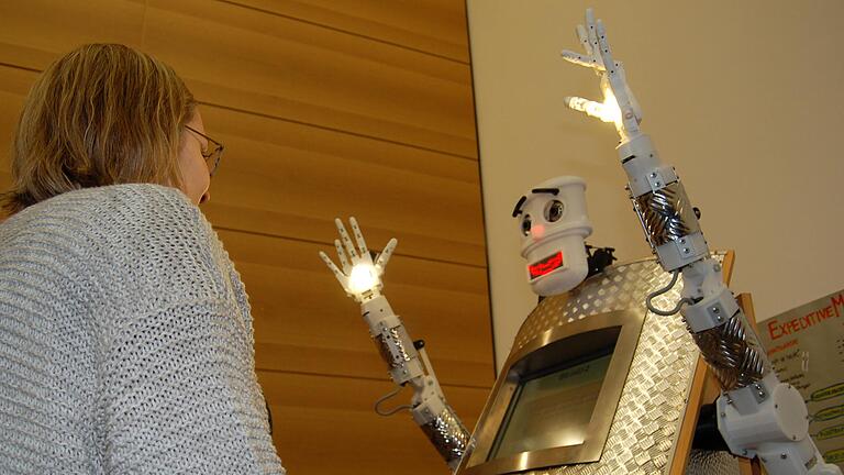 Der Roboter 'BlessU-2' spendet mit Hilfe von Künstlicher Intelligenz kirchlichen Segen, hier bei einer Vorführung 2017 an der Uni Würzburg. Das zeigt: KI ist nicht nur was für kommerzielle Unternehmen, sondern im weitesten Sinne auch was für soziale Einrichtungen oder Rathäuser.&nbsp;