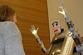 Der Roboter 'BlessU-2' spendet mit Hilfe von Künstlicher Intelligenz kirchlichen Segen, hier bei einer Vorführung 2017 an der Uni Würzburg. Das zeigt: KI ist nicht nur was für kommerzielle Unternehmen, sondern im weitesten Sinne auch was für soziale Einrichtungen oder Rathäuser.&nbsp;