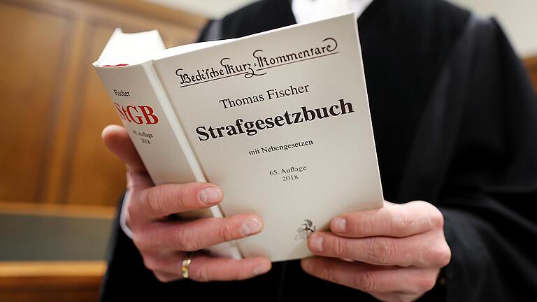 Ein Richter mit dem Strafgesetzbuch (StGB) in der Hand. (Symbolbild) Ein Richter mit dem Strafgesetzbuch (StGB) in der Hand. (Symbolbild)