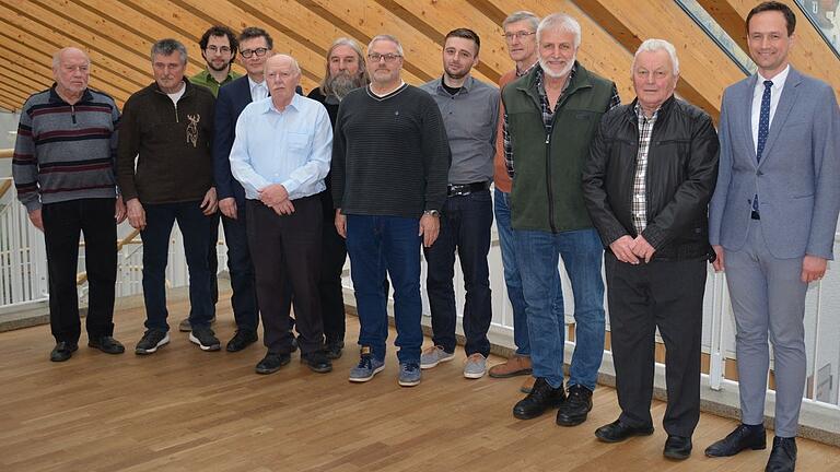 Auf Naturschutz wird im Landkreis Schweinfurt großer Wert gelegt. Zum Gruppenbild fanden sich noch vor der Corona-Krise zusammen: (von links) Horst Kaiser, Roland Merz, Jonas Benner und Horst Hanselmann (beide Untere Naturschutzbehörde), Harald Vorberg, Erich Rößner, Josef Bernard, Dr. Hannes Brehm, Gerhard Weniger (Untere Naturschutzbehörde), Lothar Schwarz, Werner Stock und Landrat Florian Töpper.